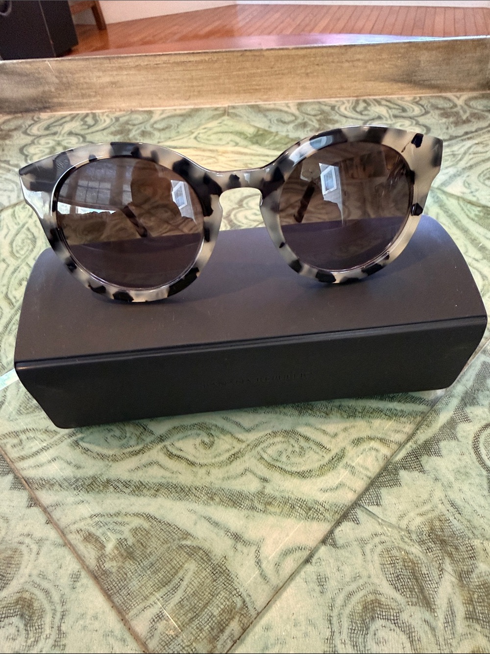 Banana Republic -Tortoiseshell Round Sunglasses - Picture 2 of 7